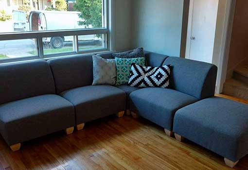 Sofa sectionnel dans le salon d'une maison avec plusieurs coussins