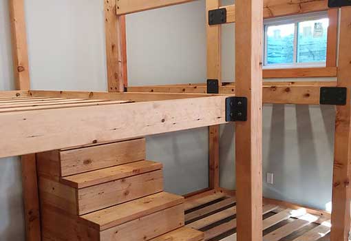 Structure en bois pour un lit à deux étages pour une chambre d'enfants avec 4 places